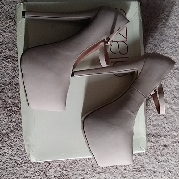 Heels - Picture 4 of 6